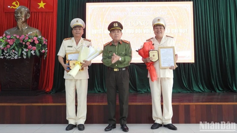 Đại tá Trần Đình Liên, Phó Bí thư Đảng ủy, Phó Giám đốc Công an thành phố Đà Nẵng trao quyết định nghỉ hưu theo chế độ cho 2 cán bộ lãnh đạo cấp phòng là Đại tá Đặng Văn Khuôn, Trưởng Công an quận Cẩm Lệ nghỉ công tác, hưởng chế độ hưu trí từ ngày 1/3 và Thượng tá Nguyễn Chính, Phó trưởng Phòng Tham mưu nghỉ công tác, hưởng chế độ hưu trí từ ngày 1/4. (Ảnh: ANH ĐÀO)