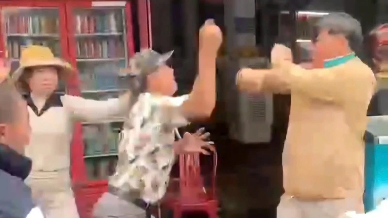 Hình ảnh được cho là đánh nhau vì tranh giành khách trên di tích Hải Vân Quan. (Ảnh cắt từ video)