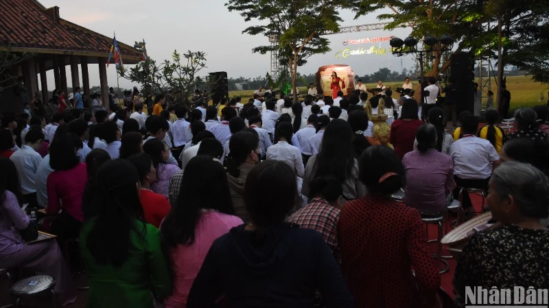 Chương trình nghệ thuật "Cánh đồng vàng" do các nghệ sĩ, diễn viên Nhà hát Trưng Vương Đà Nẵng dàn dựng, biểu diễn, gây xúc động cho người xem. (Ảnh: ANH ĐÀO)
