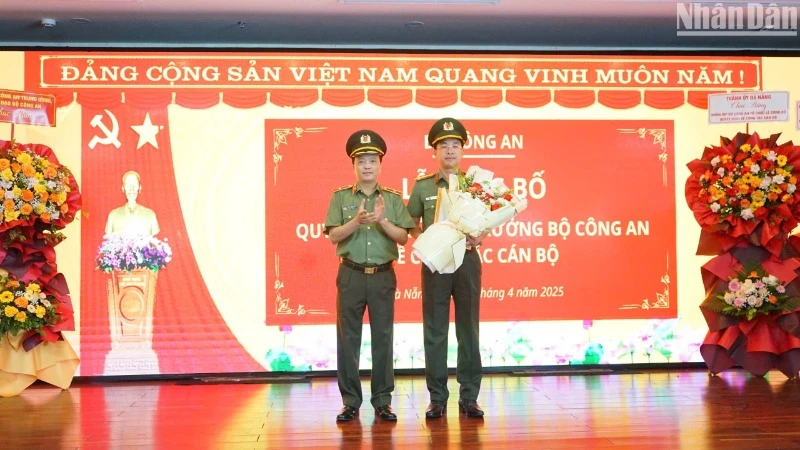 Thiếu tướng Đặng Hồng Đức, Thứ trưởng Công an trao hoa chúc mừng Thượng tá Nguyễn Đại Đồng phụ trách Công an thành phố Đà Nẵng. (Ảnh: ANH ĐÀO)