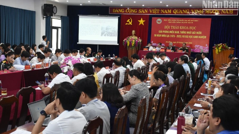 Các đại biểu trình bày tham luận tại hội thảo khoa học “Giải phóng miền nam, thống nhất đất nước 50 năm nhìn lại (1975-2025) và bài học kinh nghiệm". (Ảnh: ANH ĐÀO)