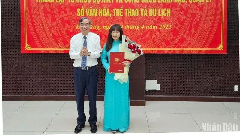 Phó Bí thư Thành ủy, Chủ tịch Ủy ban nhân dân thành phố Đà Nẵng Lê Trung Chinh trao quyết định cho Giám đốc Sở Văn hóa, Thể thao và Du lịch Đà Nẵng Trương Thị Hồng Hạnh. (Ảnh: ANH ĐÀO)
