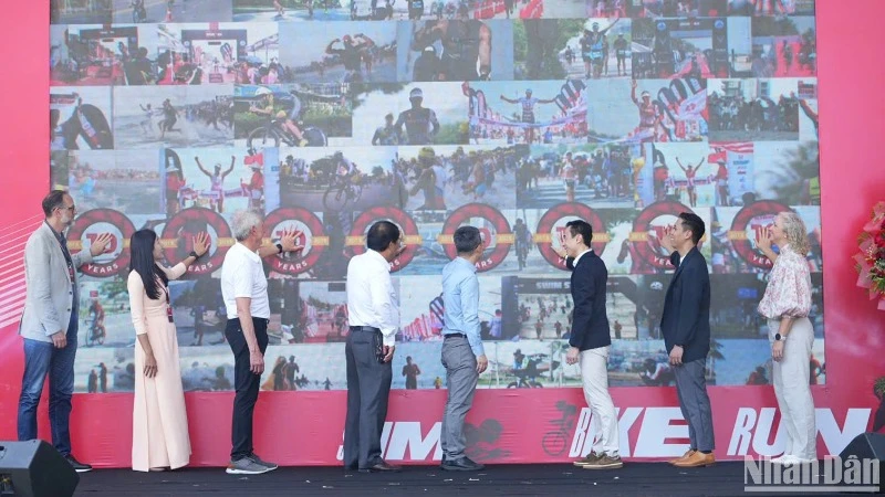 Ban tổ chức ấn nút khai mạc sự kiện thể thao đỉnh cao Ironman 70.3 Đà Nẵng 2025. (Ảnh: ANH ĐÀO)