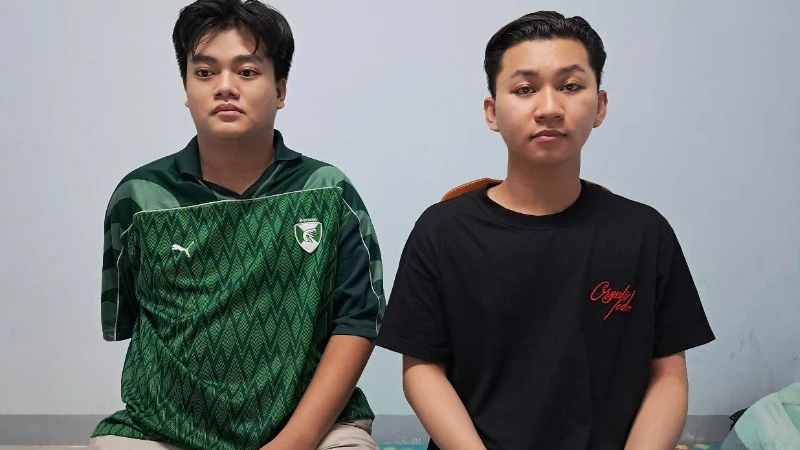 Nguyễn Hoàng Khang (trái) và Phan Anh Duy tại cơ quan Công an. (Ảnh: Công an cung cấp)