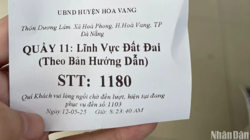 Người dân đến làm thủ tục liên quan đến đất đai rất đông và bấm số thứ tự sáng ngày 12/5 tại huyện Hòa Vang. (Ảnh: ANH ĐÀO)