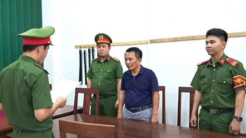 Cơ quan Cảnh sát điều tra Công an Đà Nẵng đọc lệnh bắt tạm giam Nguyễn Sĩ Khoa. (Ảnh: Công an cung cấp)