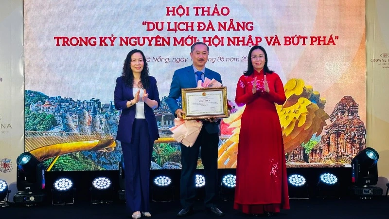 Phó chủ tịch Ủy ban nhân dân thành phố Đà Nẵng Nguyễn Thị Anh Thi và Giám đốc Sở Văn hóa, Thể thao và Du lịch Đà Nẵng trao tặng Bằng khen của Chủ tịch thành phố cho đại diện Quỹ xúc tiến phát triển du lịch thành phố. (Ảnh: ANH ĐÀO)