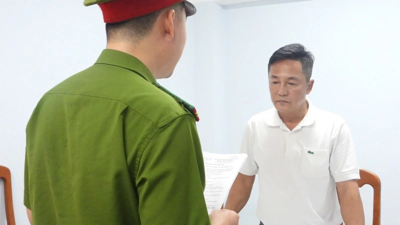 Cơ quan điều tra tống đạt các quyết định khởi tố, bắt tạm giam ông Phạm Chiến Thắng. (Ảnh: Công an cung cấp)