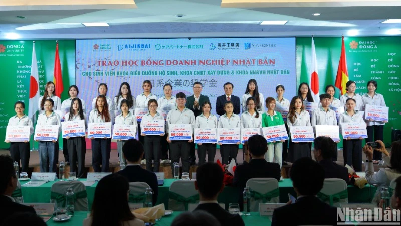Các sinh viên xuất sắc của Trường đại học Đông Á nhận học bổng tham gia chương trình thực tập nghề nghiệp 1 năm tại Nhật Bản. (Ảnh: ANH ĐÀO)