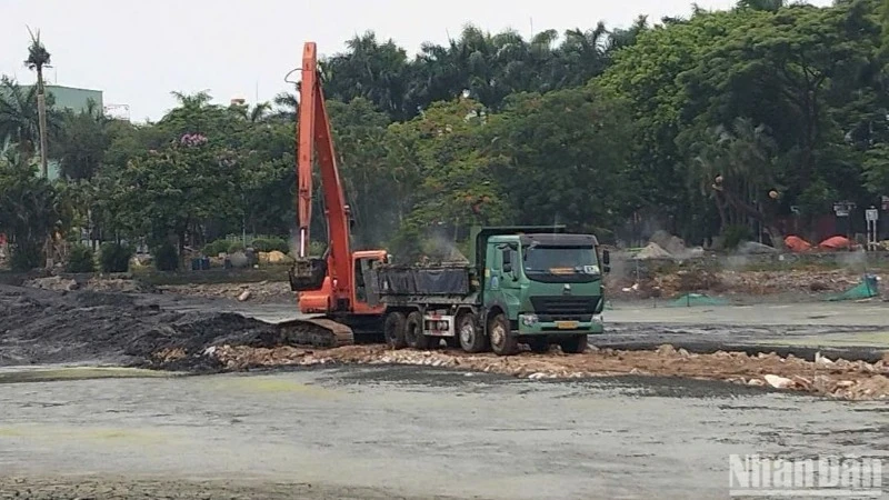 Đơn vị thi công đang triển khai nạo vét lòng hồ Công viên 29/3. (Ảnh: ANH ĐÀO)
