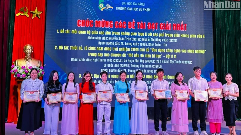 Trường đại học Sư Phạm-Đại học Đà Nẵng vinh danh các nhóm sinh viên đạt giải trong Cuộc thi “Sinh viên Khởi nghiệp-Dẫn lối tương lai 2025”. (Ảnh: ANH ĐÀO)