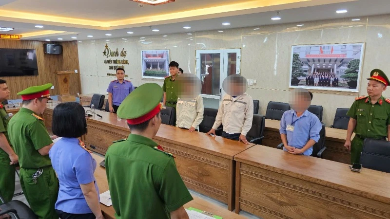 Cơ quan Cảnh sát điều tra Công an thành phố Đà Nẵng tống đạt quyết định khởi tố vụ án, khởi tố bị can 3 đối tượng. (Ảnh: Công an cung cấp)