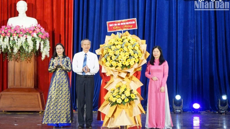 Phó Chủ tịch Hội đồng nhân dân thành phố Đà Nẵng Đoàn Ngọc Hùng Anh và Phó Chủ tịch Ủy ban nhân dân thành phố Đà Nẵng Nguyễn Thị Anh Thi trao tặng lẵng hoa chúc mừng thành tích của ngành giáo dục-đào tạo trong năm học vừa qua. (Ảnh: ANH ĐÀO)