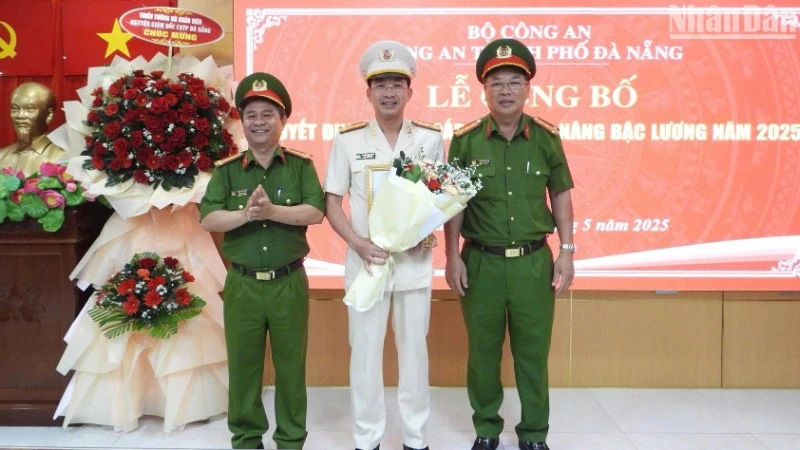 Ban Giám đốc Công an thành phố Đà Nẵng tặng hoa chúc mừng Đại tá Nguyễn Đại Đồng. (Ảnh: ANH ĐÀO)