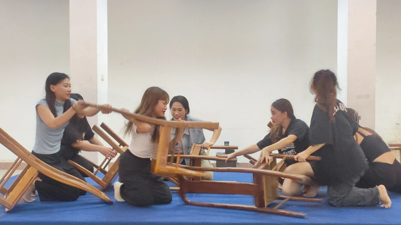 Thi tuyển chọn diễn viên cho chương trình sân khấu "Huyền thoại tuổi thanh xuân" (Ảnh MINH GIANG)