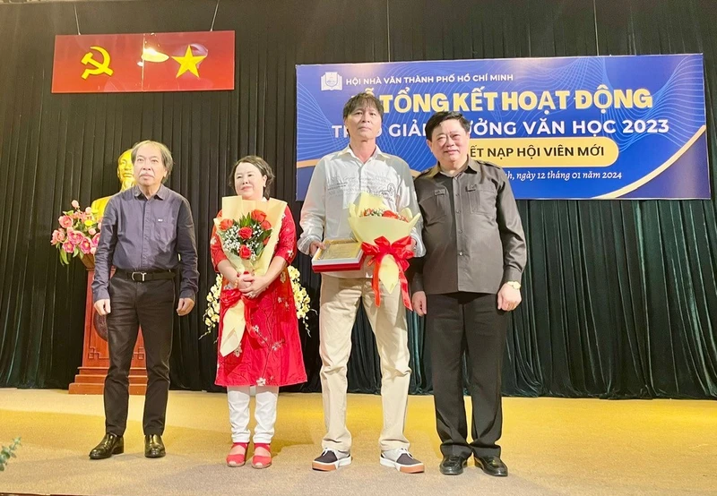 Lãnh đạo Hội Nhà văn Việt Nam và Hội đồng Lý luận, phê bình văn học nghệ thuật Trung ương trao tặng Giải cống hiến đến gia đình cố nhà thơ Hải Như và Đỗ Nam Cao tại buổi lễ. (Ảnh NGUYÊN HÙNG)