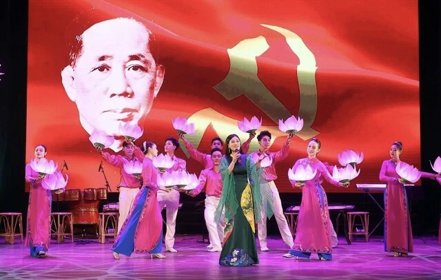 Nghệ sĩ Ưu tú Nguyễn Hương Giang biểu diễn bài hát "Khắc ghi tên Người - Bác Ba Lê Duẩn".