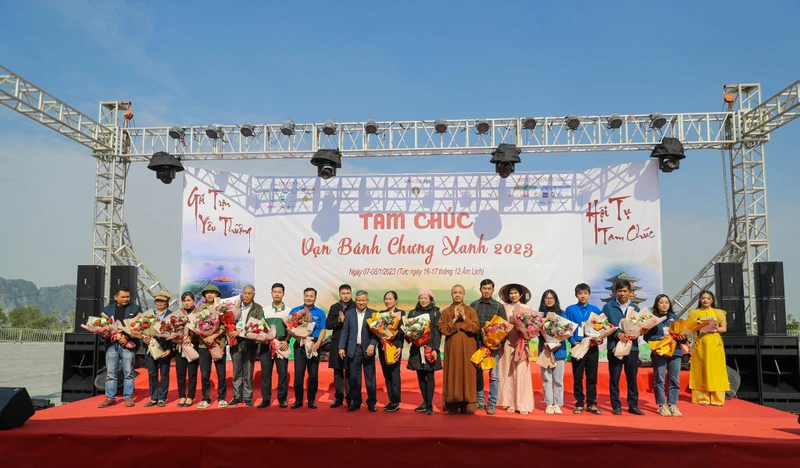 Ban tổ chức chương trình Vạn bánh chưng xanh tặng hoa cho các đội.