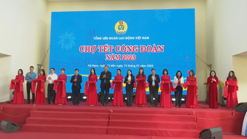  Các đồng chí lãnh đạo tỉnh Hà Nam cắt băng khai mạc chợ Tết Công đoàn 2023.