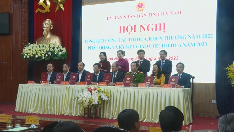 Các khối thi đua trong tỉnh ký kết thi đua năm 2023.