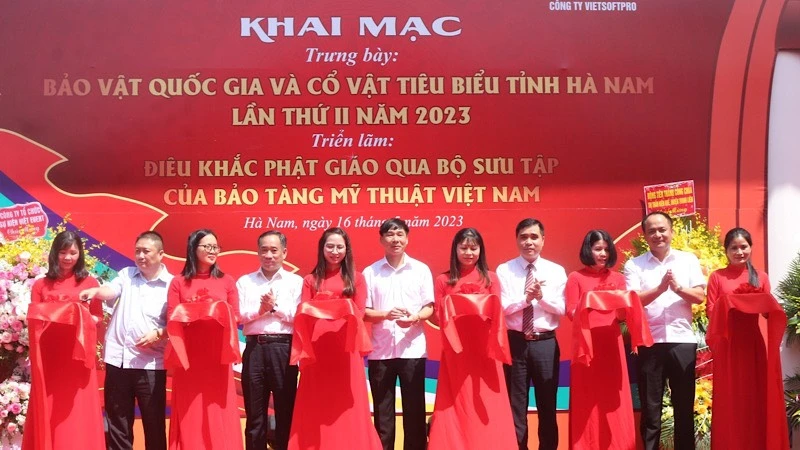 Các đại biểu cắt băng khai mạc trưng bày, triển lãm.