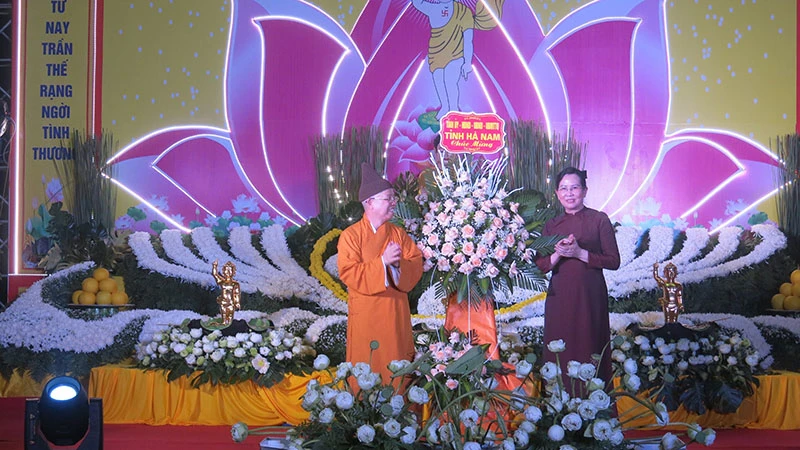 Đồng chí Bí thư Tỉnh ủy tặng hoa chúc mừng Ban Trị sự Giáo hội Phật giáo tỉnh Hà Nam.
