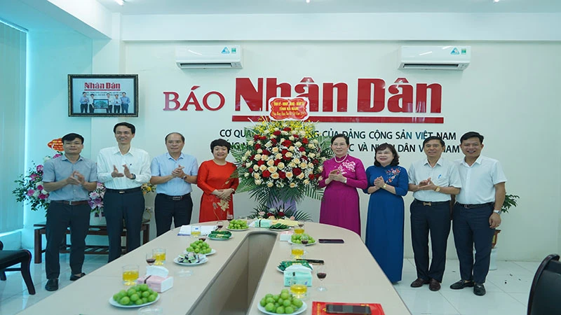 Đồng chí Bí thư Tỉnh ủy Hà Nam chúc mừng Văn phòng Đại diện Báo Nhân Dân tại Hà Nam 