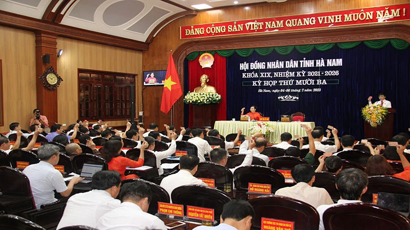 Các đại biểu biểu quyết thông qua các nghị quyết tại Kỳ họp.