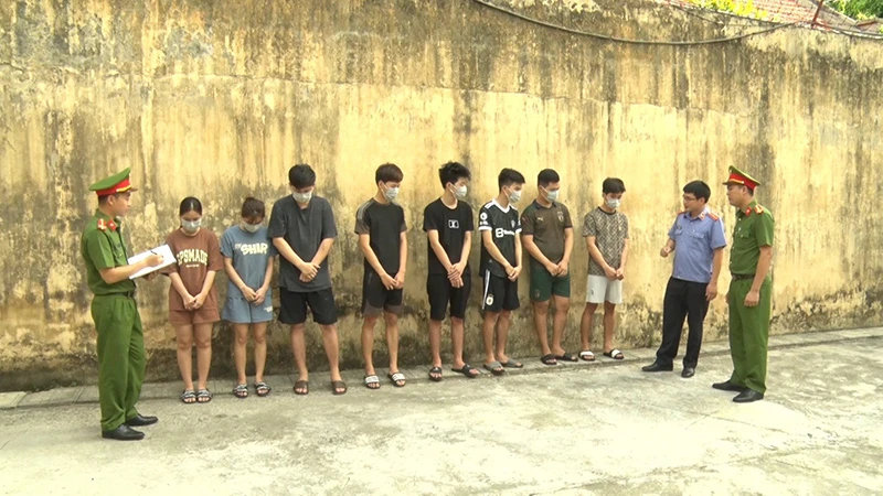 Cơ quan chức năng lấy lời khai các đối tượng.