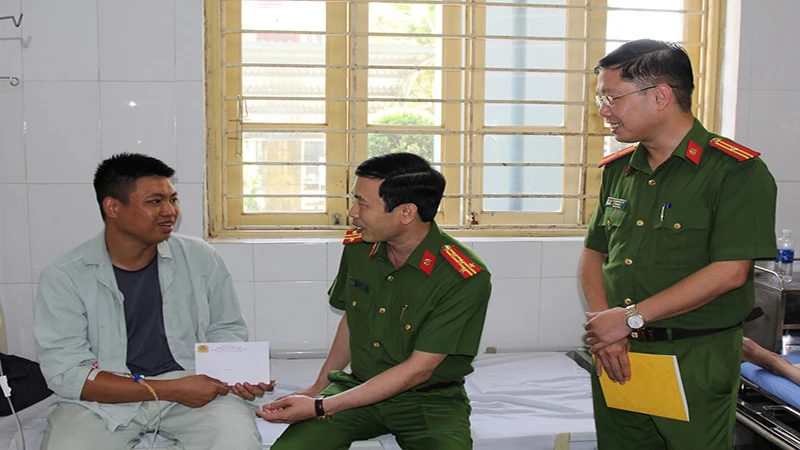 Phó Giám đốc Công an tỉnh và đoàn công tác Công an tỉnh Hà Nam đã đến Bệnh viện Đa khoa tỉnh Hà Nam thăm hỏi, động viên cán bộ Phòng Cảnh sát phòng cháy chữa cháy và cứu nạn cứu hộ bị thương trong khi tham gia chữa cháy.