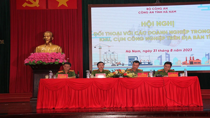 Các đồng chí chủ trì Hội nghị đối thoại.