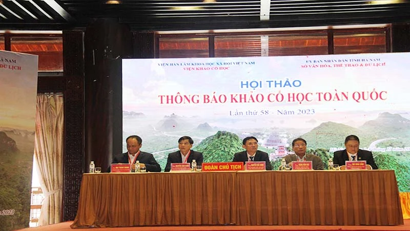 Đoàn Chủ tịch hội thảo.