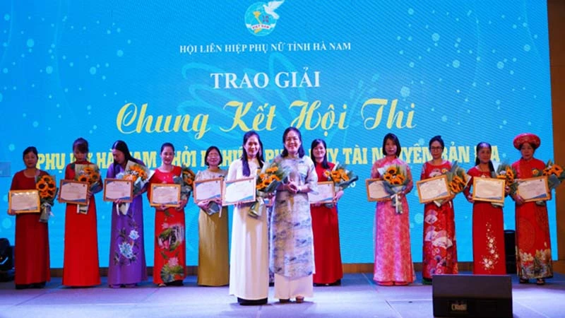 Ban tổ chức trao giải cho dự án đạt giải.