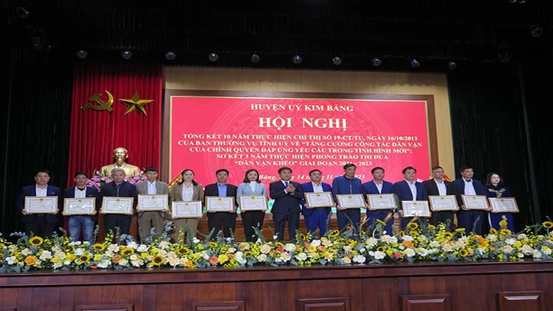Các tập thể, cá nhân có thành tích xuất sắc trong công tác Dân vận được khen thưởng.