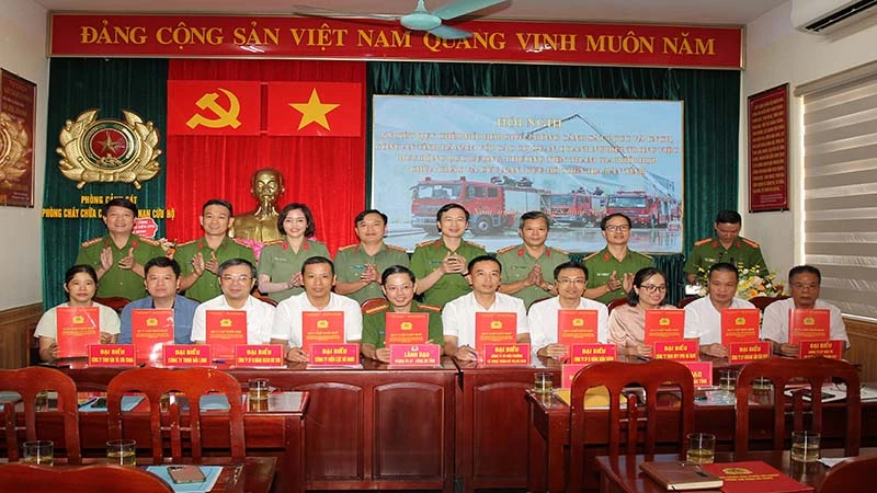 Ký kết phối hợp giữa Phòng Cảnh sát phòng cháy, chữa cháy và cứu nạn, cứu hộ, Công an tỉnh Hà Nam với các cơ quan doanh nghiệp về huy động lực lượng tham gia chữa cháy và cứu nạn, cứu hộ trên địa bàn.