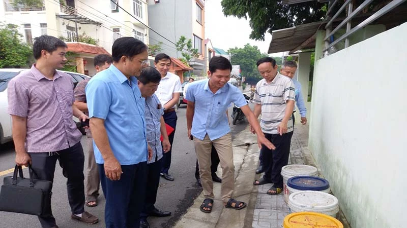 Kiểm tra việc phân loại rác thải tại hộ gia đình ở thị trấn Ba Sao, huyện Kim Bảng.