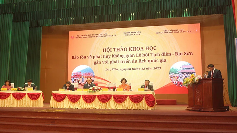 Các đồng chí chủ trì hội thảo.