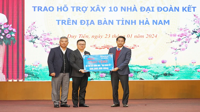 Lãnh đạo Báo Nhân Dân và Tập đoàn dầu khí Việt Nam trao hỗ trợ xây 10 nhà Đại đoàn kết cho tỉnh Hà Nam.