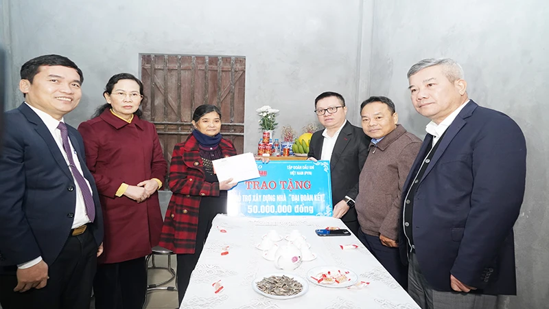 Đồng chí Tổng Biên tập Báo Nhân Dân, đồng chí Bí thư Tỉnh ủy Hà Nam, lãnh đạo Tập đoàn Dầu khí Việt Nam và lãnh đạo thị xã Duy Tiên trao tặng kinh phí hỗ trợ xây dựng nhà Đại đoàn kết cho hộ gia đình bà Phạm Thị Tuất, phường Châu Giang, thị xã Duy Tiên, tỉnh Hà Nam.