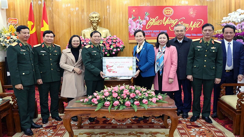 Thượng tướng Nguyễn Tân Cương, Ủy viên Trung ương Đảng, Ủy viên Thường vụ Quân ủy Trung ương, Tổng Tham mưu trưởng Quân đội nhân dân Việt Nam, Thứ trưởng Bộ Quốc phòng và đoàn công tác thăm, chúc Tết tại Tỉnh ủy Hà Nam.