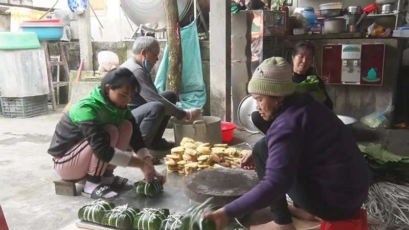 Các hộ làm bánh chưng làng Đầm đang hoàn thiện các công đoạn gói bánh.