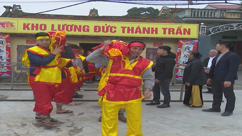 Các túi lương được nhân dân chuẩn bị sẵn sàng cho lễ phát lương Đức Thánh Trần.