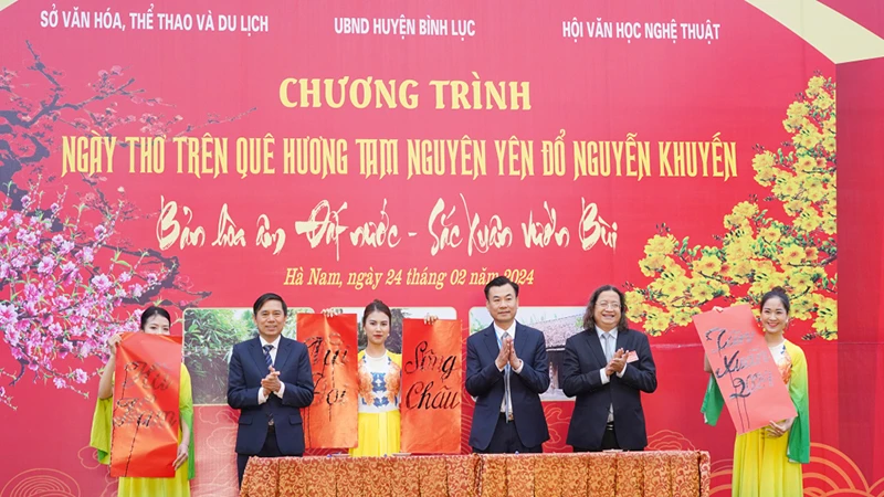 Các đại biểu khai bút tân xuân.