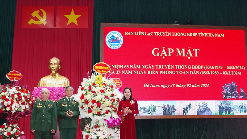 Phó Bí thư Thường trực Tỉnh ủy Hà Nam tặng hoa chúc mừng các cựu chiến binh Bộ đội Biên phòng tỉnh.