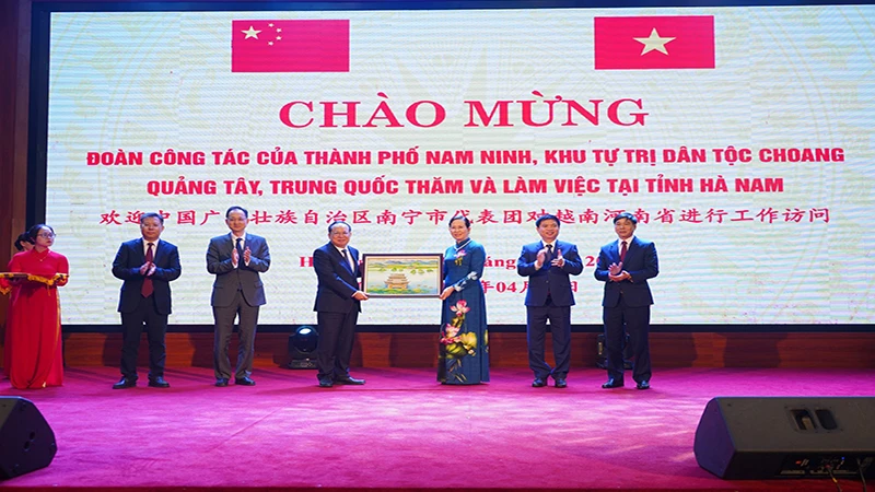 Lãnh đạo tỉnh Hà Nam tặng quà lưu niệm lãnh đạo thành phố Nam Ninh, khu tự trị dân tộc Choang tỉnh Quảng Tây, Trung Quốc.
