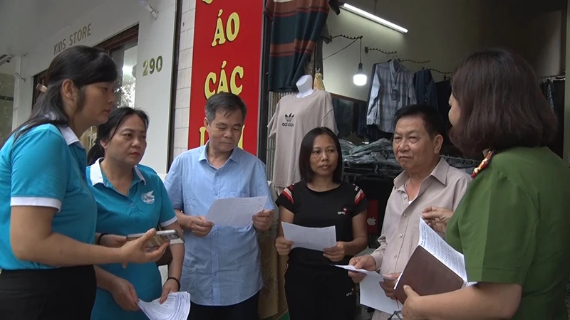 Các cán bộ, chiến sĩ công an phối hợp cùng cán bộ, hội viên phụ nữ đến tuyên truyền, vận động các hộ dân tham gia phòng chống ma túy.