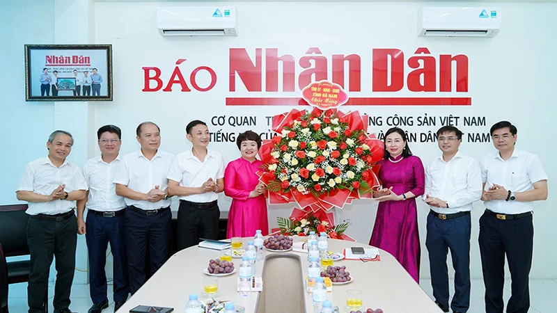 Đồng chí Phó Bí Thư Thường trực Tỉnh ủy Hà Nam, Đinh Thị Lụa tặng lẵng hoa chúc mừng Văn phòng đại diện Báo Nhân Dân tại Hà Nam nhân dịp kỷ niệm 99 năm Ngày Báo chí cách mạng Việt Nam.