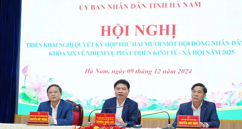 Các đồng chí chủ trì hội nghị.