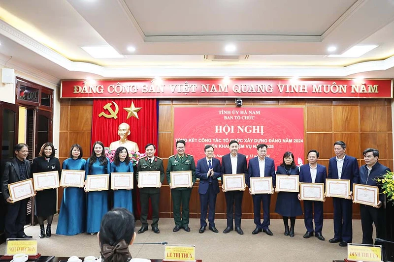 Ban Tổ chức Tỉnh ủy khen thưởng các tập thể, cá nhân có thành tích xuất sắc trong công tác tổ chức xây dựng Đảng năm 2024.