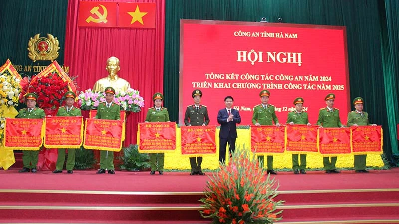 Đồng chí Chủ tịch UBND tỉnh tặng Cờ thi đua của Bộ Công an cho các tập thể, cá nhân xuất sắc trong thực hiện nhiệm vụ năm 2024.